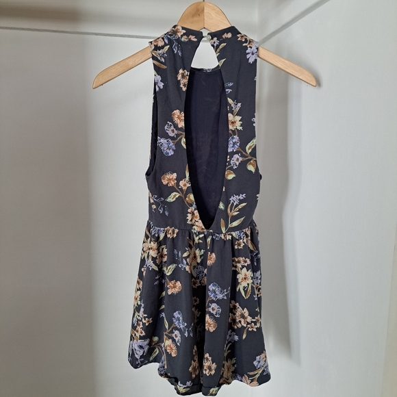 Kimchi Blue | Grey & flower sleevless open back shorts romper/ Jumpsuit - Picture 5 of 13